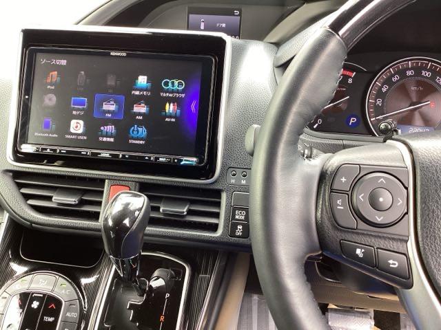 エスクァイア Ｇｉプレミアムパッケージブラックテーラード　ＫＥＮＷＯＯＤ製ナビ　フルセグ視聴　盗難防止システム　衝突軽減システム　ＬＥＤランプ　キーフリー　スマキー　３列　ＤＶＤ再生　アイドリングストップ　オートエアコン　ＥＴＣ　横滑り防止機能　エアバッグ（3枚目）