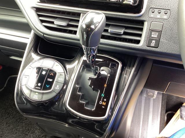 エスクァイア Ｇｉプレミアムパッケージブラックテーラード　ＫＥＮＷＯＯＤ製ナビ　フルセグ視聴　盗難防止システム　衝突軽減システム　ＬＥＤランプ　キーフリー　スマキー　３列　ＤＶＤ再生　アイドリングストップ　オートエアコン　ＥＴＣ　横滑り防止機能　エアバッグ（13枚目）