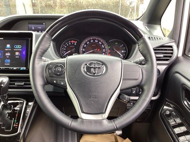 エスクァイア Ｇｉプレミアムパッケージブラックテーラード　ＫＥＮＷＯＯＤ製ナビ　フルセグ視聴　盗難防止システム　衝突軽減システム　ＬＥＤランプ　キーフリー　スマキー　３列　ＤＶＤ再生　アイドリングストップ　オートエアコン　ＥＴＣ　横滑り防止機能　エアバッグ（16枚目）