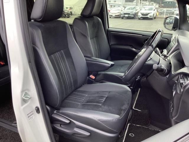 エスクァイア Ｇｉプレミアムパッケージブラックテーラード　ＫＥＮＷＯＯＤ製ナビ　フルセグ視聴　盗難防止システム　衝突軽減システム　ＬＥＤランプ　キーフリー　スマキー　３列　ＤＶＤ再生　アイドリングストップ　オートエアコン　ＥＴＣ　横滑り防止機能　エアバッグ（17枚目）