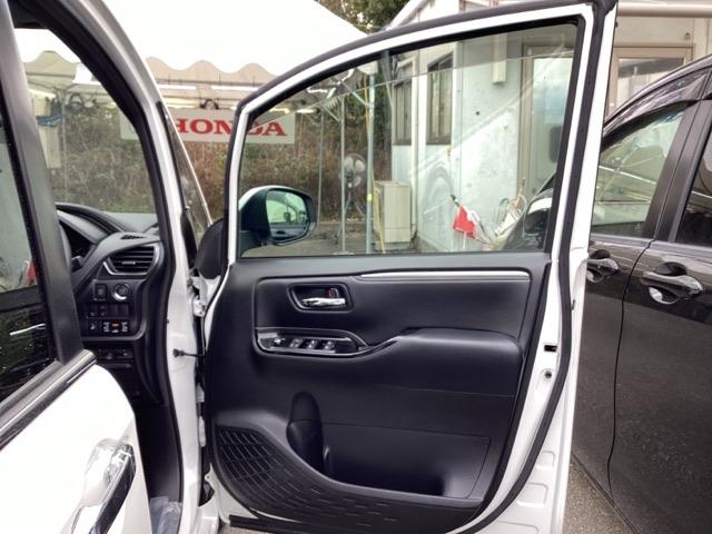 エスクァイア Ｇｉプレミアムパッケージブラックテーラード　ＫＥＮＷＯＯＤ製ナビ　フルセグ視聴　盗難防止システム　衝突軽減システム　ＬＥＤランプ　キーフリー　スマキー　３列　ＤＶＤ再生　アイドリングストップ　オートエアコン　ＥＴＣ　横滑り防止機能　エアバッグ（41枚目）