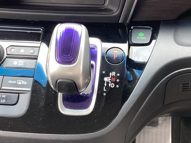 フリードハイブリッド ハイブリッド・ＥＸ　地デジフルセグＴＶ　シ－トヒ－タ－　整備記録簿　リヤカメラ　ＬＥＤライト　フルオートエアコン　ＡＢＳ　ＤＶＤ再生可　ウォークスルー　サイドエアバッグ　キーフリー　ナビ＆ＴＶ　アイドリングストップ（13枚目）