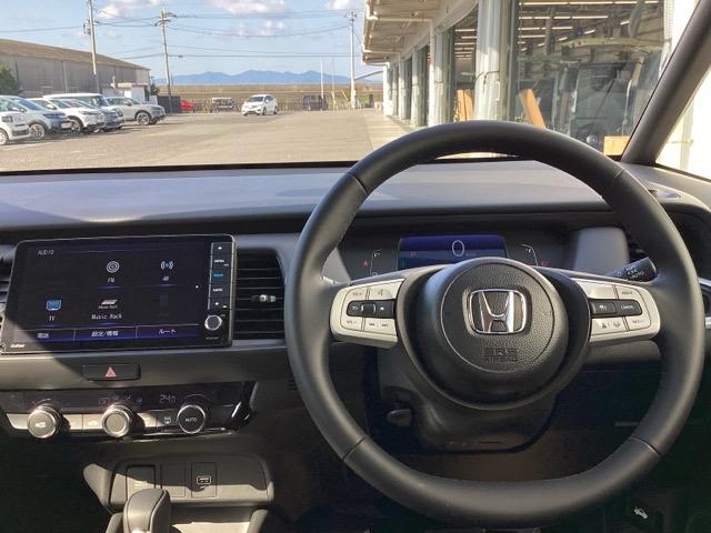 フィット ｅ：ＨＥＶホーム　ＨｏｎｄａＣＯＮＮＥＣＴｆｏｒＧａｔｈｅｒｓ＋ナビ装着用スペシャルパッケージ　クリソナ　助手席エアバッグ　運転席エアバッグ　１オナ　アイドリングストップ　ＬＥＤライト　ＵＳＢ接続　バックカメラ　ＡＢＳ（3枚目）