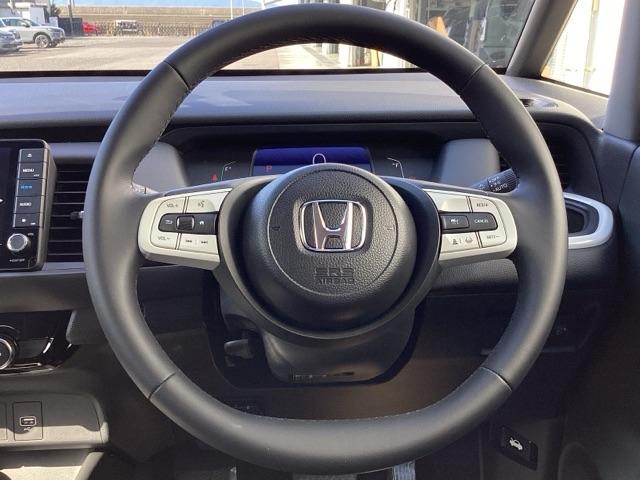 フィット ｅ：ＨＥＶホーム　ＨｏｎｄａＣＯＮＮＥＣＴｆｏｒＧａｔｈｅｒｓ＋ナビ装着用スペシャルパッケージ　クリソナ　助手席エアバッグ　運転席エアバッグ　１オナ　アイドリングストップ　ＬＥＤライト　ＵＳＢ接続　バックカメラ　ＡＢＳ（15枚目）
