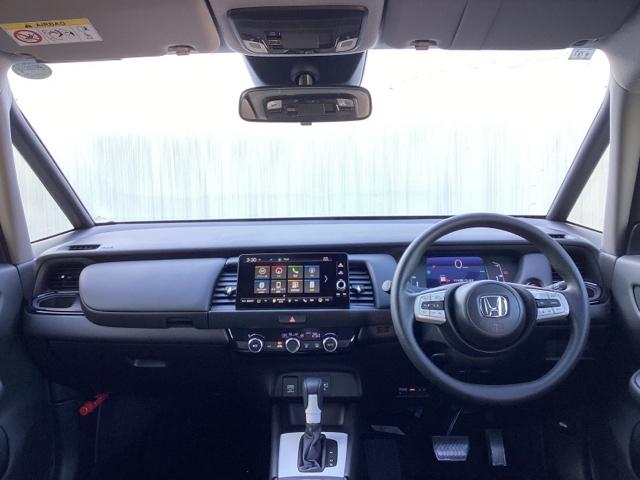 フィット ｅ：ＨＥＶクロスター　メモリーナビ　リアカメラ　ＥＴＣ　衝突回避システム　フルオートエアコン　整備記録簿　ＬＥＤランプ　エアバッグ　サイドエアバック　地デジ　オートクルーズコントロール　ＶＳＡ　バックカメラ　ＵＳＢ　ＡＢＳ（2枚目）