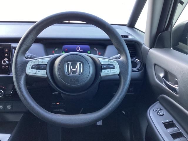 フィット ｅ：ＨＥＶクロスター　メモリーナビ　リアカメラ　ＥＴＣ　衝突回避システム　フルオートエアコン　整備記録簿　ＬＥＤランプ　エアバッグ　サイドエアバック　地デジ　オートクルーズコントロール　ＶＳＡ　バックカメラ　ＵＳＢ　ＡＢＳ（3枚目）