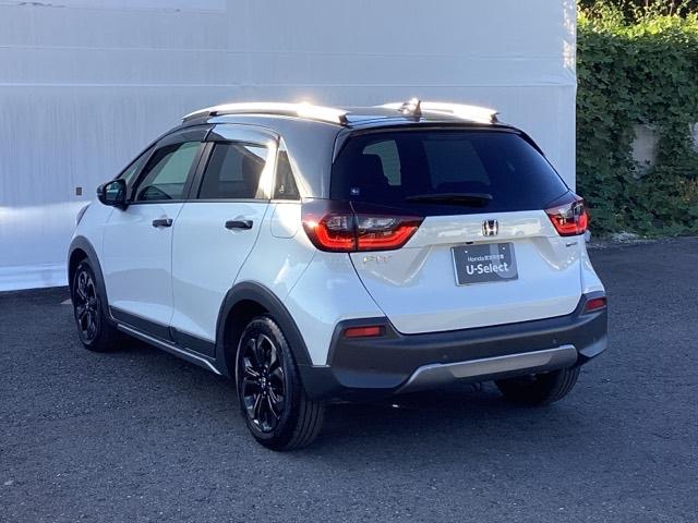 フィット ｅ：ＨＥＶクロスター　メモリーナビ　リアカメラ　ＥＴＣ　衝突回避システム　フルオートエアコン　整備記録簿　ＬＥＤランプ　エアバッグ　サイドエアバック　地デジ　オートクルーズコントロール　ＶＳＡ　バックカメラ　ＵＳＢ　ＡＢＳ（9枚目）