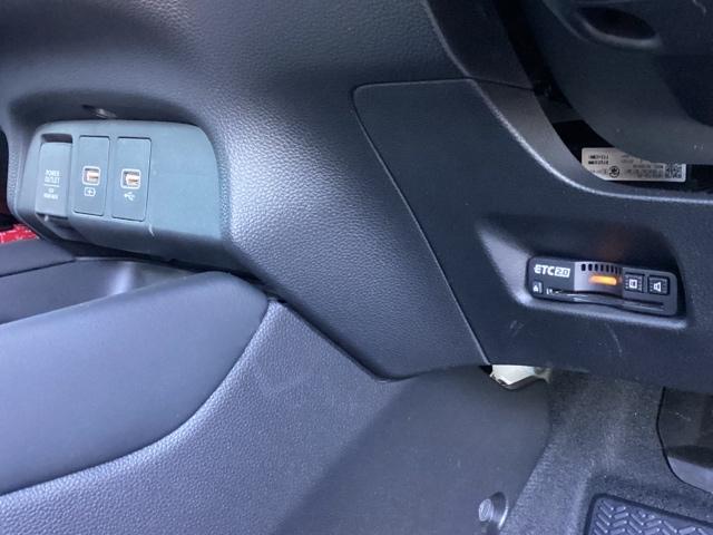 フィット ｅ：ＨＥＶクロスター　メモリーナビ　リアカメラ　ＥＴＣ　衝突回避システム　フルオートエアコン　整備記録簿　ＬＥＤランプ　エアバッグ　サイドエアバック　地デジ　オートクルーズコントロール　ＶＳＡ　バックカメラ　ＵＳＢ　ＡＢＳ（13枚目）