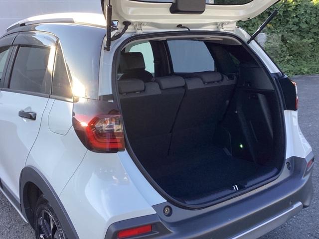 フィット ｅ：ＨＥＶクロスター　メモリーナビ　リアカメラ　ＥＴＣ　衝突回避システム　フルオートエアコン　整備記録簿　ＬＥＤランプ　エアバッグ　サイドエアバック　地デジ　オートクルーズコントロール　ＶＳＡ　バックカメラ　ＵＳＢ　ＡＢＳ（19枚目）