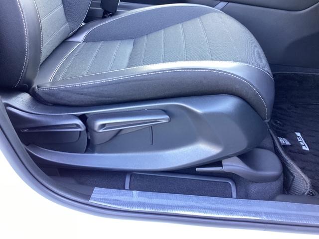 フィット ｅ：ＨＥＶクロスター　メモリーナビ　リアカメラ　ＥＴＣ　衝突回避システム　フルオートエアコン　整備記録簿　ＬＥＤランプ　エアバッグ　サイドエアバック　地デジ　オートクルーズコントロール　ＶＳＡ　バックカメラ　ＵＳＢ　ＡＢＳ（22枚目）