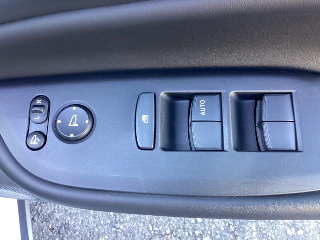 フィット ｅ：ＨＥＶクロスター　メモリーナビ　リアカメラ　ＥＴＣ　衝突回避システム　フルオートエアコン　整備記録簿　ＬＥＤランプ　エアバッグ　サイドエアバック　地デジ　オートクルーズコントロール　ＶＳＡ　バックカメラ　ＵＳＢ　ＡＢＳ（23枚目）