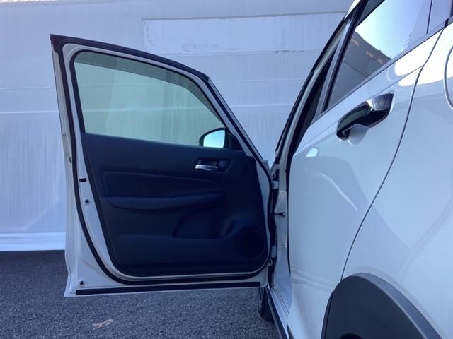 フィット ｅ：ＨＥＶクロスター　メモリーナビ　リアカメラ　ＥＴＣ　衝突回避システム　フルオートエアコン　整備記録簿　ＬＥＤランプ　エアバッグ　サイドエアバック　地デジ　オートクルーズコントロール　ＶＳＡ　バックカメラ　ＵＳＢ　ＡＢＳ（25枚目）