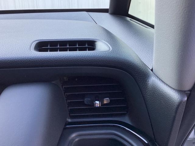 フィット ｅ：ＨＥＶクロスター　メモリーナビ　リアカメラ　ＥＴＣ　衝突回避システム　フルオートエアコン　整備記録簿　ＬＥＤランプ　エアバッグ　サイドエアバック　地デジ　オートクルーズコントロール　ＶＳＡ　バックカメラ　ＵＳＢ　ＡＢＳ（28枚目）