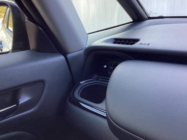 フィット ｅ：ＨＥＶクロスター　メモリーナビ　リアカメラ　ＥＴＣ　衝突回避システム　フルオートエアコン　整備記録簿　ＬＥＤランプ　エアバッグ　サイドエアバック　地デジ　オートクルーズコントロール　ＶＳＡ　バックカメラ　ＵＳＢ　ＡＢＳ（29枚目）