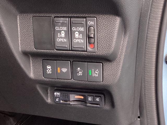 フリードハイブリッド ハイブリッド・クロスターホンダセンシング　メモリーナビ　ドラレコ　ＥＴＣ　リアカメラ　両側Ｐスライドドア　ＵＳＢ　オートクルーズコントロール　記録簿　ＤＶＤ再生可能　ＬＥＤライト　ＡＢＳ　盗難防止　シ－トヒ－タ－　スマ－トキ－　ＶＳＡ（13枚目）