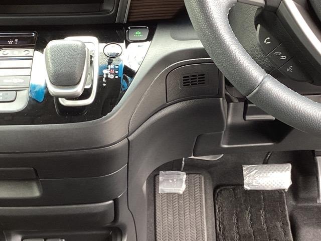 フリードハイブリッド ハイブリッド・クロスターホンダセンシング　メモリーナビ　ドラレコ　ＥＴＣ　リアカメラ　両側Ｐスライドドア　ＵＳＢ　オートクルーズコントロール　記録簿　ＤＶＤ再生可能　ＬＥＤライト　ＡＢＳ　盗難防止　シ－トヒ－タ－　スマ－トキ－　ＶＳＡ（17枚目）