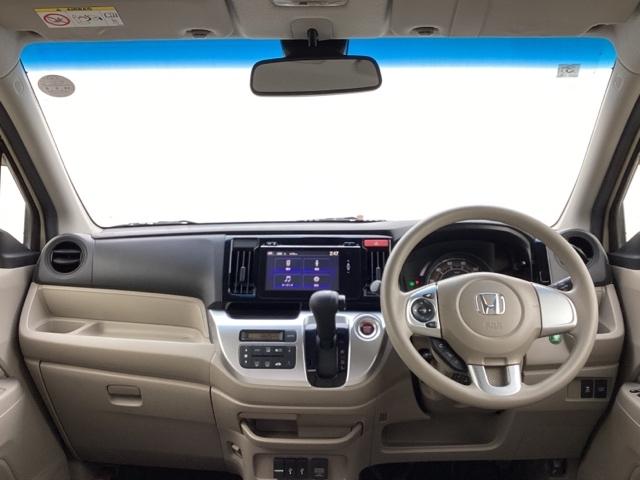 ハーフシェイドフロントウィンドウ【Ｆガラス上端の青色透かし】を装備しています。広いフロントガラスで視界を確保しつつ眩しさを抑えます。有と無しでは大違いです。