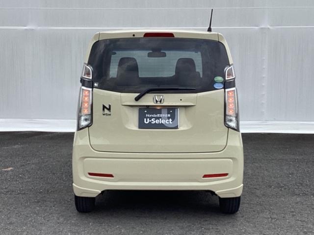 雨天・雪天時に、水滴や汚れを取り除いてくれるのに便利なリアワイパーが付いています。