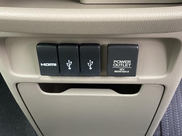 【アクセサリーソケット（電源ソケット）】電源からケーブルをつなげば、スマートフォンなどの電子機器の充電などを行うことができます！ゲーム機器や、カメラの充電にも便利ですね。