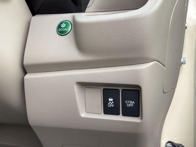 【ｅコンスイッチ】低燃費運転をサポートするＥＣＯＮモード。スイッチをＯＮすると、エンジンやトランスミッション、Ａ／Ｃなどを協調制御し、燃費の向上に貢献。エコドライブの効果を高めます。