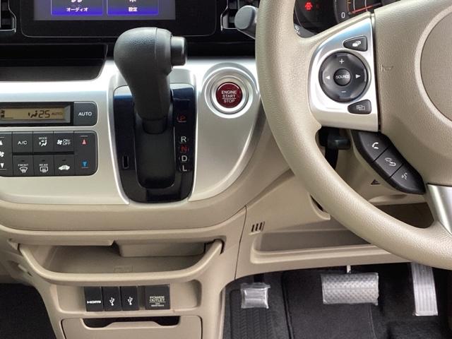 運転席周辺のスマートなレイアウトが、操作のしやすさを実現。快適なドライブをサポートします。パーキングブレーキはフットブレーキタイプです。