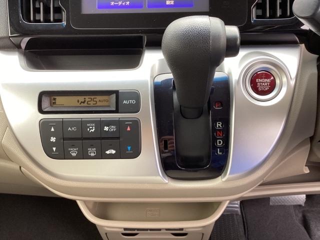 オートエアコンで、毎日のドライブを快適に。温度、風量を自動で調整し、理想的な車内環境を提供します。