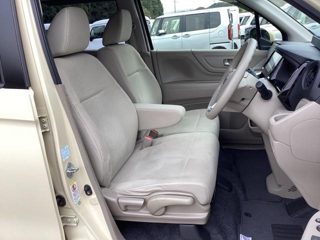 【ベンチシート】運転席と助手席の移動もスムーズ！狭い駐車場での乗り降りや、お子様の乗り降りにも便利です。座席の間にコンソールボックスやドリンクホルダーがないため、車内空間が広く感じます。