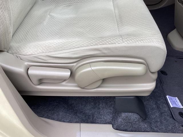 手動のレバーを使って、シートの高さや背もたれの角度を変えることができます。