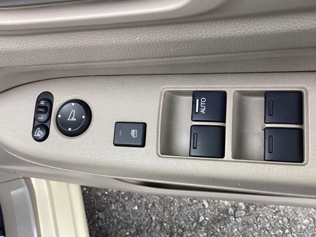 【パワーウィンドウスイッチ】ワンタッチで、パワーウインドウやドアミラーを操作できます。