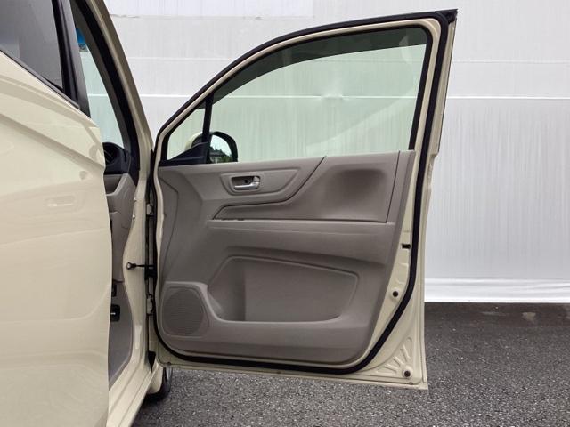 開口部が広いため、荷物を抱えた状態での乗り入れも楽に行えます。ドアポケット収納も充実しております。