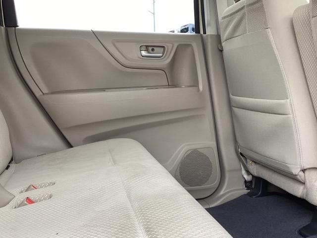 【収納】後部座席収納。散乱しがちな小物を収納するのに便利です。