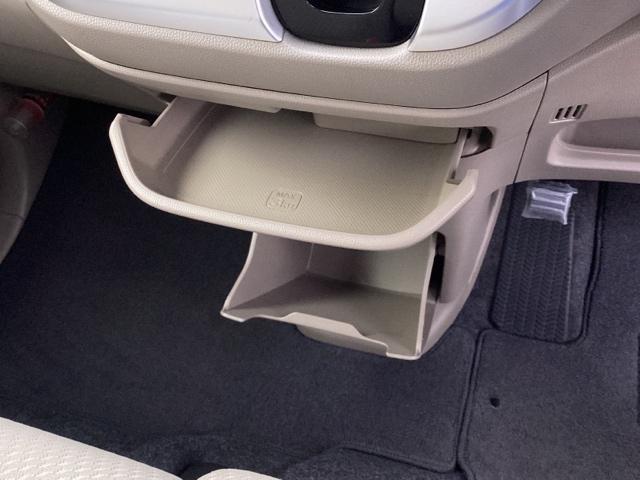 スライドセンタートレーは運転席からも助手席からも自在に使えます。足元部分にはちょっとした小物を入れるのに便利な収納ＢＯＸもあります。