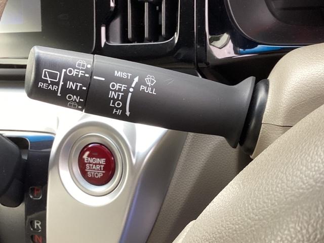 スマートキーをポケットやバッグに入れたままで、キーを差し込むことなくボタンを押すだけでエンジンが始動します。