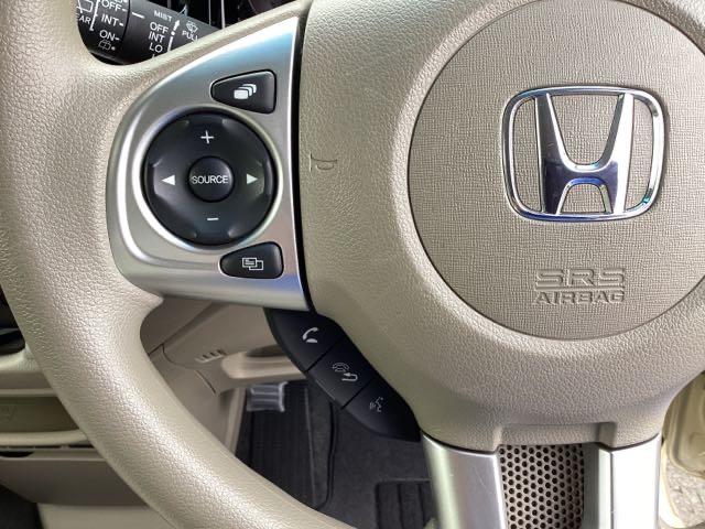 ハンドルにオーディオ操作ボタンがございます。視点を移さずハンドルから離すことなくチャンネルや各オーディオの切り替えやボリューム調整ができますので安全運転にも役立ちます。