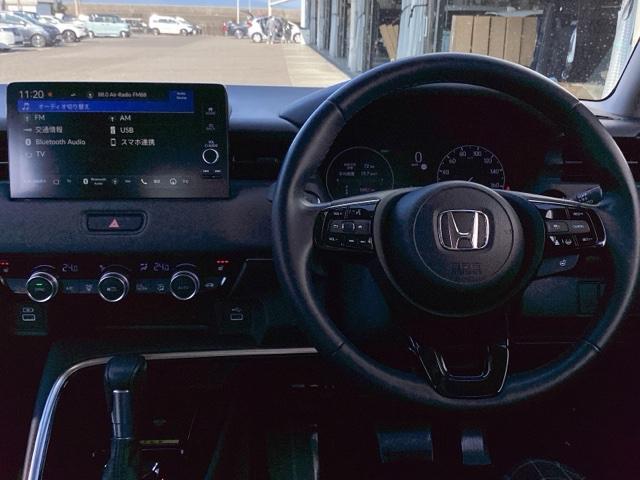 ヴェゼル ｅ：ＨＥＶＺ　スマキ　フルオートエアコン　Ｄレコ　エアバッグ　両席エアバック　Ｒカメ　記録簿付　パワーウィンドウ　ＬＥＤランプ　ソナー　クルーズＣ　ナビ＆ＴＶ　キーレスエントリー　横滑り防止装置（3枚目）