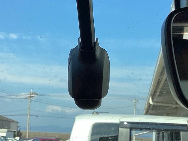 ヴェゼル ｅ：ＨＥＶＺ　スマキ　フルオートエアコン　Ｄレコ　エアバッグ　両席エアバック　Ｒカメ　記録簿付　パワーウィンドウ　ＬＥＤランプ　ソナー　クルーズＣ　ナビ＆ＴＶ　キーレスエントリー　横滑り防止装置（13枚目）