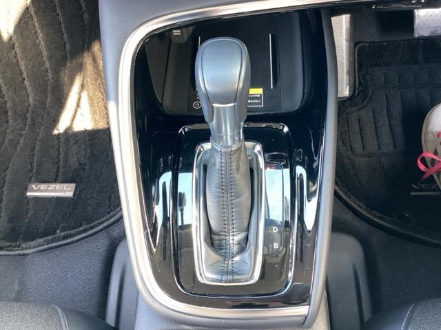 ヴェゼル ｅ：ＨＥＶＺ　スマキ　フルオートエアコン　Ｄレコ　エアバッグ　両席エアバック　Ｒカメ　記録簿付　パワーウィンドウ　ＬＥＤランプ　ソナー　クルーズＣ　ナビ＆ＴＶ　キーレスエントリー　横滑り防止装置（25枚目）