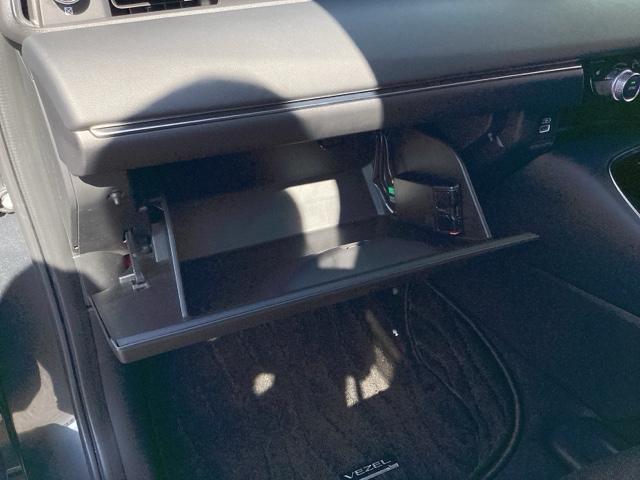 ヴェゼル ｅ：ＨＥＶＺ　スマキ　フルオートエアコン　Ｄレコ　エアバッグ　両席エアバック　Ｒカメ　記録簿付　パワーウィンドウ　ＬＥＤランプ　ソナー　クルーズＣ　ナビ＆ＴＶ　キーレスエントリー　横滑り防止装置（44枚目）