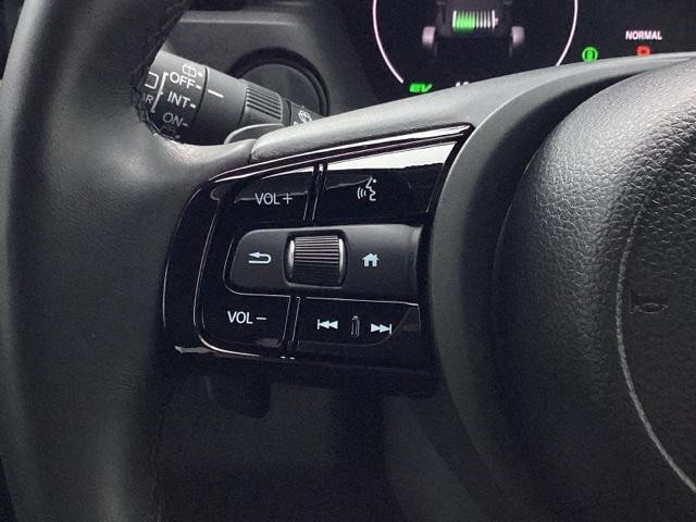 �X�e�A�����O�̍����ɂ́A�I�[�f�B�I�̃X�C�b�`���t���Ă��܂�