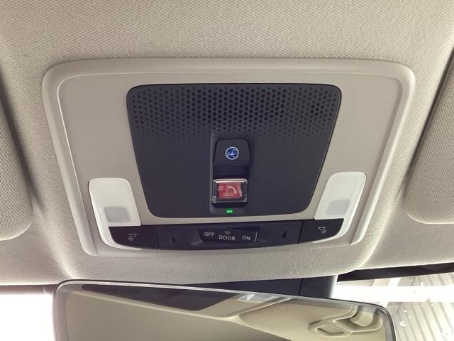 �ً}�ʕ�{�^���͓V��ɂ���܂��B�^�]���̑̒��s�ǂ�A�G�A�o�b�O�̍쓮���Ȃ����̂̍ۂɂ͉����Ă��������B