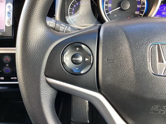 �X�e�A�����O�̍����ɂ́A�I�[�f�B�I�̃X�C�b�`���t���Ă��܂�