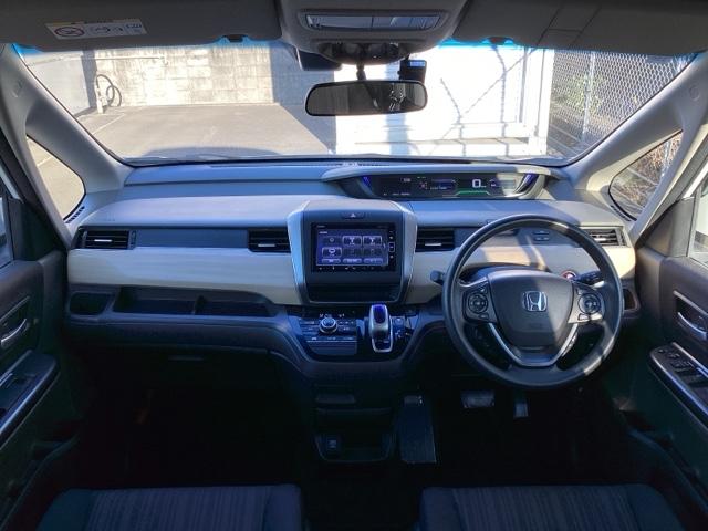 �^�]�Ȃ́A�傫�ȍ��ʂƕ�ݍ��ނ悤�Ȕw�����ꂪ�h���C�o�[�̐g�̑S�̂���������x���܂��B�㎿�ȃV�[�g�f�ނƍ���S�n�̂悢�N�b�V�������̗p���A�����Ԃ̉^�]��R�[�i�[�̑����������K�ł�