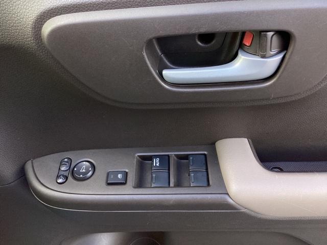 �y�p���[�E�B���h�E�X�C�b�`�z�����^�b�`�ŁA�p���[�E�C���h�E��h�A�~���[�𑀍�ł��܂��B