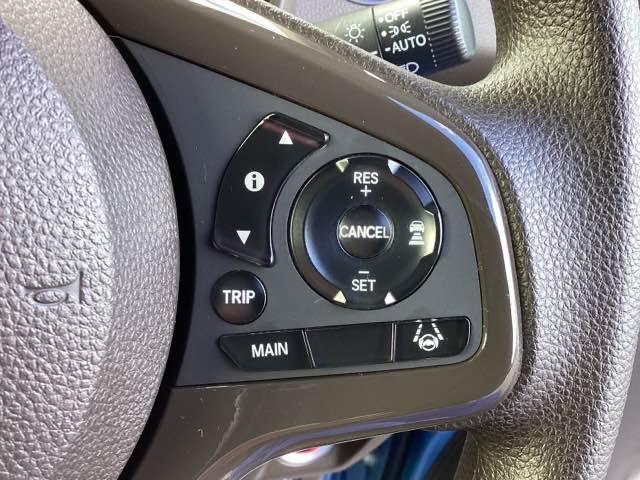 �X�e�A�����O�z�C�[���̉E�����N���[�Y�R���g���[���X�C�b�`�ł��B�A�N�Z���y�_���𓥂܂��Ɉ�葖�s���o����̂ŁA�������H�ł̑��s���O�b�Ɖ��K�ɂȂ�܂��B