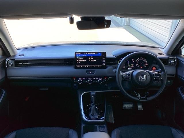 �^�]�Ȃ́A�傫�ȍ��ʂƕ�ݍ��ނ悤�Ȕw�����ꂪ�h���C�o�[�̐g�̑S�̂���������x���܂��B�㎿�ȃV�[�g�f�ނƍ���S�n�̂悢�N�b�V�������̗p���A�����Ԃ̉^�]��R�[�i�[�̑����������K�ł�