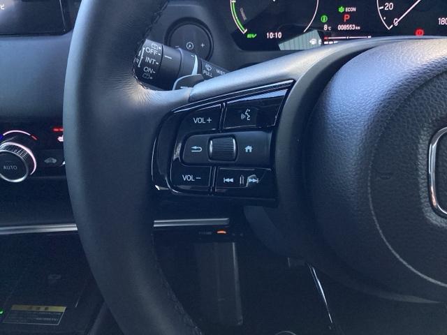 �X�e�A�����O���葤�ɃI�[�f�B�I�֘A�̃R���g���[���X�C�b�`��z�u���Ă��܂��B���쎞�͎�������炷���ƂȂ��^�]�ɏW���ł��܂��B