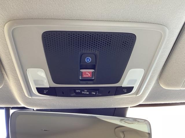 �ً}�ʕ�{�^���͓V��ɂ���܂��B�^�]���̑̒��s�ǂ�A�G�A�o�b�O�̍쓮���Ȃ����̂̍ۂɂ͉����Ă��������B