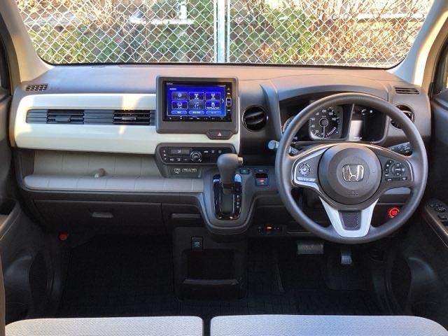 �^�]�Ȃ́A�傫�ȍ��ʂƕ�ݍ��ނ悤�Ȕw�����ꂪ�h���C�o�[�̐g�̑S�̂���������x���܂��B�㎿�ȃV�[�g�f�ނƍ���S�n�̂悢�N�b�V�������̗p���A�����Ԃ̉^�]��R�[�i�[�̑����������K�ł�