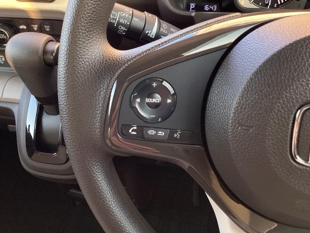 �X�e�A�����O���葤�ɃI�[�f�B�I�֘A�̃R���g���[���X�C�b�`��z�u���Ă��܂��B���쎞�͎�������炷���ƂȂ��^�]�ɏW���ł��܂��B