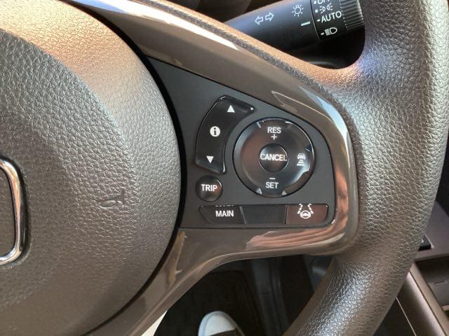 �X�e�A�����O�z�C�[���̉E�����N���[�Y�R���g���[���X�C�b�`�ł��B�A�N�Z���y�_���𓥂܂��Ɉ�葖�s���o����̂ŁA�������H�ł̑��s���O�b�Ɖ��K�ɂȂ�܂��B